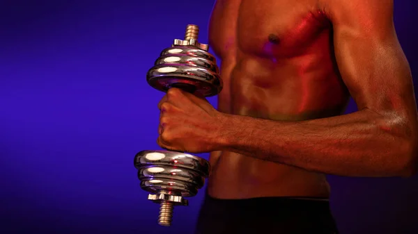 Homem Muscular Forte Exercício com halteres no estúdio, Panorama — Fotografia de Stock