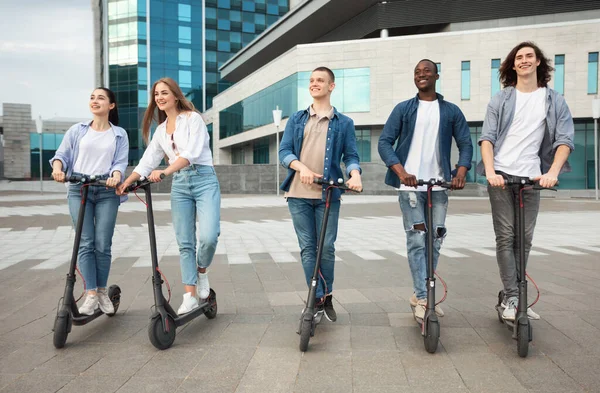 Pět přátel má příjemnou jízdu na motorizované koloběžky — Stock fotografie