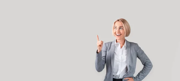 Happy female entrepreneur having creative idea on light background, empty space — Stock Photo, Image