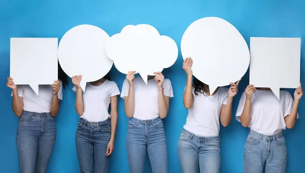 Women Holding Speech Bubbles In Front Of Heads, Blue Background — Stock Photo, Image