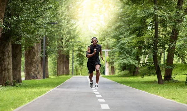 Athletischer Afrikaner bereitet sich im Park auf Marathon vor — Stockfoto