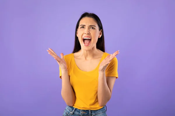 Jovem mulher sorridente, gritando e sentindo-se furiosa — Fotografia de Stock