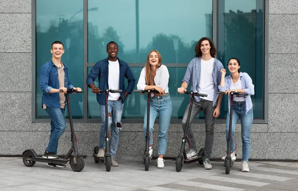 Cinco amigos de pé com scooters chute motorizado — Fotografia de Stock