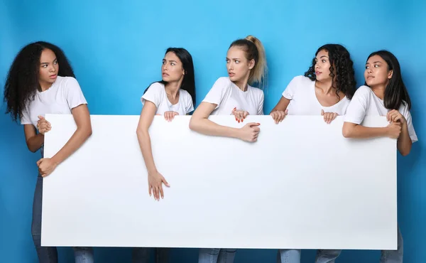 Chciwe kobiety wyciągające Blank Board na niebieskim tle, makieta — Zdjęcie stockowe