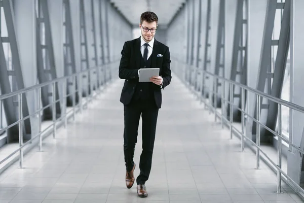 Sonriente hombre de negocios urbano sosteniendo tableta digital — Foto de Stock