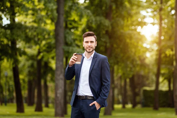 Professional business leader having coffee to go on his way to work at city park — Stock Photo, Image
