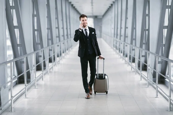 Uomo d'affari urbano che parla su smartphone in aeroporto — Foto Stock