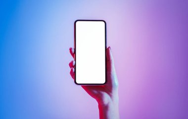 Sosyal ağ ve modern teknoloji. Kadın eli telefonu boş ekranla tutuyor