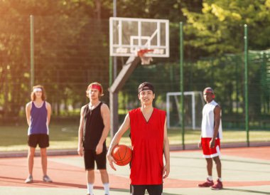 Takımlı Asyalı basketbolcu dışarıda oynamaya hazır.