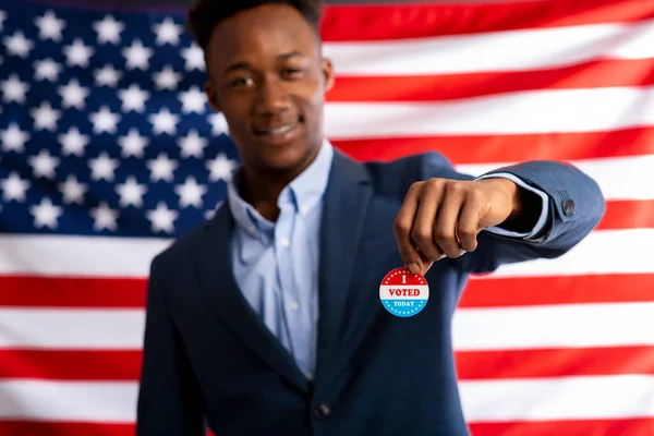 Africano segurando distintivo sobre a eleição presidencial — Fotografia de Stock