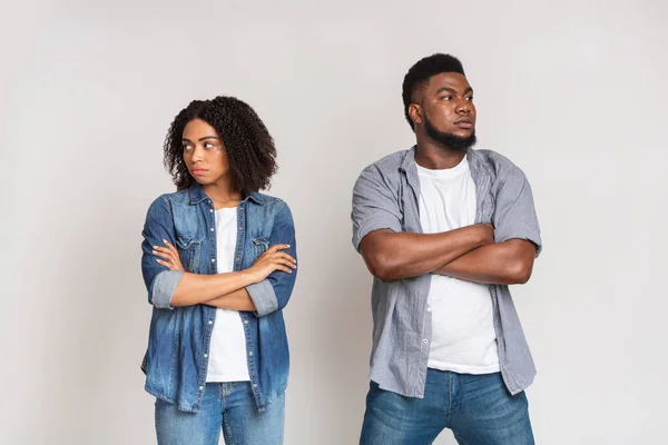 Relatieproblemen. beledigd Afro-Amerikaans paar negeren elkaar na ruzie — Stockfoto