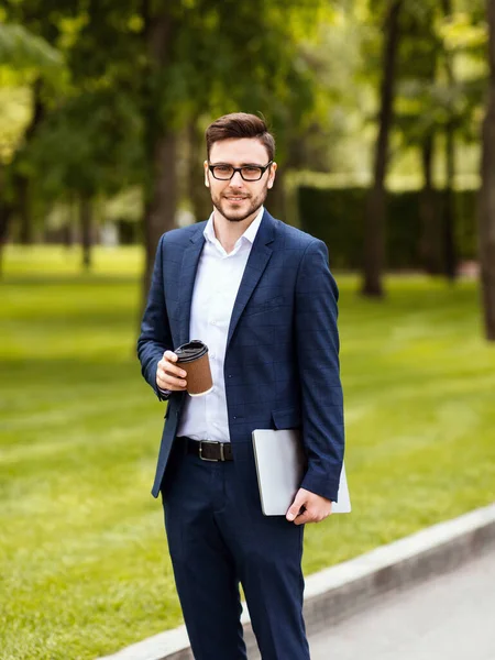 Retrato de joven y guapo líder empresarial con tablet y café para ir al parque de verano — Foto de Stock