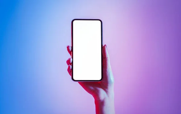 Soziales Netzwerk und moderne Technologie. Weibliche Hand hält Telefon mit leerem Bildschirm — Stockfoto