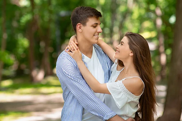 Jeune couple marié s'embrassant à l'extérieur lors d'une chaude journée d'été, espace libre — Photo