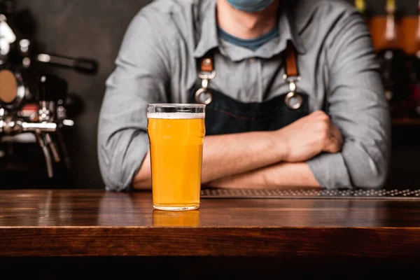 Barmenle dostça bir sohbet. Önlüklü adam kollarını kavuşturup bara yaslanıyor ve bir bardak bira veriyor. — Stok fotoğraf