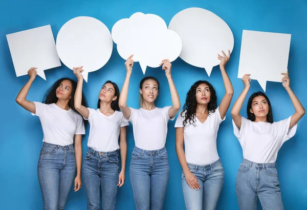 Diverse Girls holding empty Speech Bubbles above Heads, Studio Shot — Stock fotografie