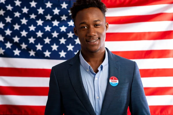 Afrikalı Amerikalı vatansever takım elbiseye oy düğmesi iliştirdi — Stok fotoğraf
