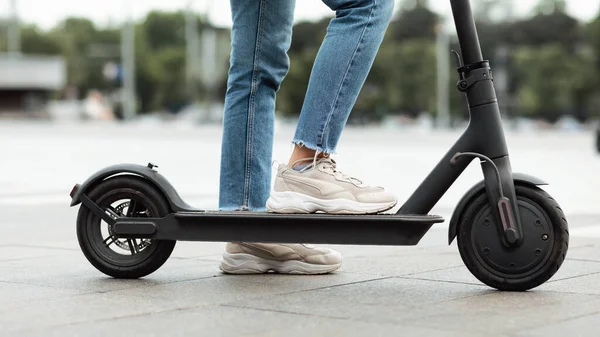 Persona parada en scooter de patada eléctrica al aire libre — Foto de Stock