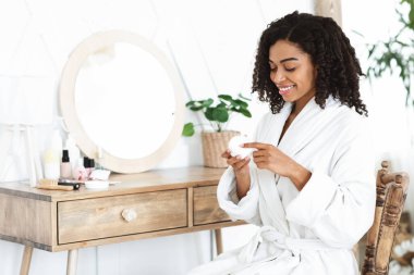 Günlük Skincare. Güzel Siyah Kadın Evde Cilt İçin Nemlendirici Krem Kullanıyor