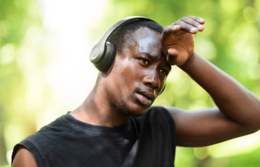 Kamu parkında yorgun siyah adam eğitimi.