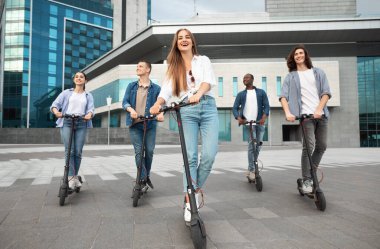 Motorlu scooterlara binen beş arkadaş