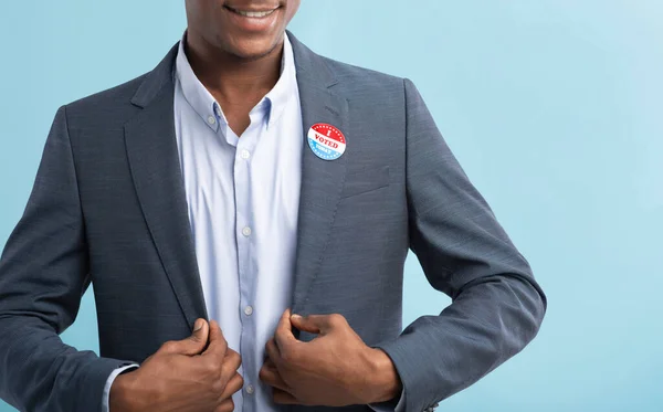 Afroamerikanischer Geschäftsmann mit I Voting Today-Knopf am Anzug — Stockfoto