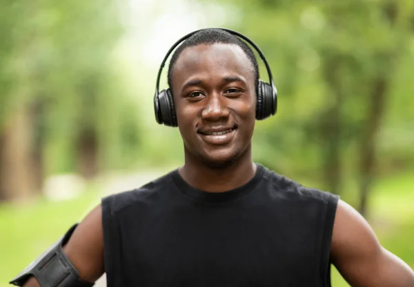Retrato de primer plano del sonriente deportista afroamericano —  Fotos de Stock