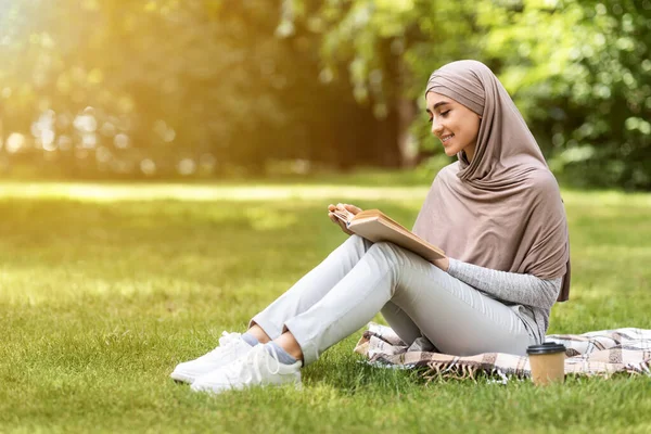 Relajada mujer musulmana disfrutando de fin de semana en el parque —  Fotos de Stock