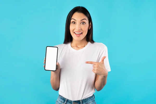 Meisje toont witte lege mobiele telefoon scherm — Stockfoto