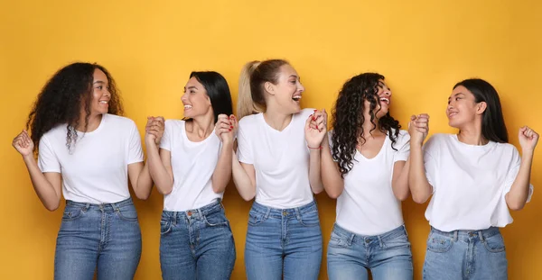 Senhoras alegres segurando as mãos sorrindo uns aos outros, Panorama, Estúdio tiro — Fotografia de Stock