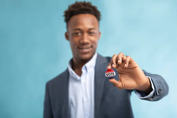 African american Man avec bouton Vote sur bleu — Photo