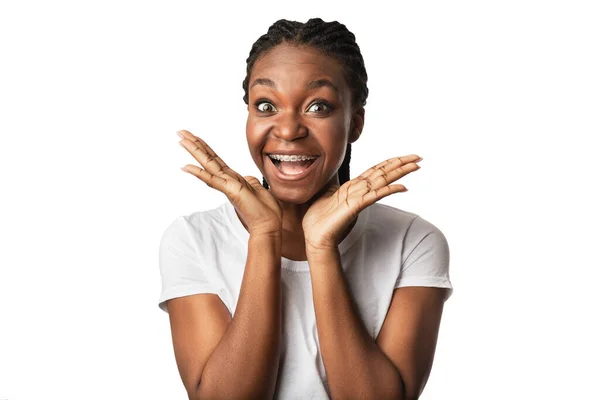 Femme afro-américaine excitée avec des appareils orthodontiques criant, Studio Shot — Photo