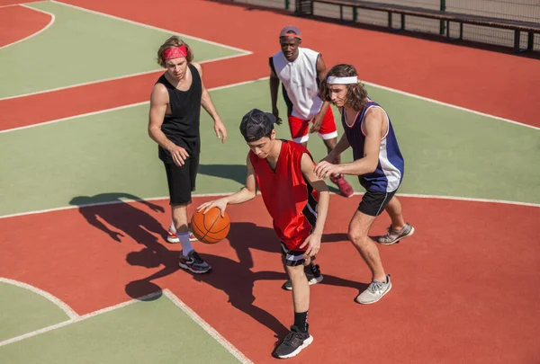 Pemain basket multirasial berpartisipasi dalam kejuaraan luar ruangan di lapangan, di atas pandangan — Stok Foto