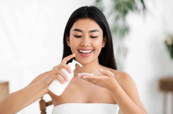 Bastante asiático chica aplicando limpieza loción en algodón almohadilla —  Fotos de Stock