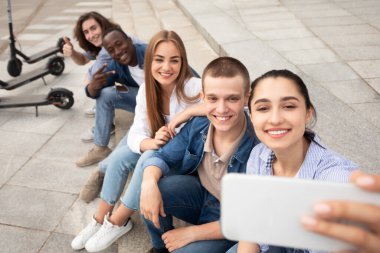 Motosikletli scooter kullanan, selfie çeken beş arkadaş.
