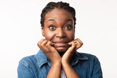 Korkak Afrikalı Kız Kameraya Bakıyor Kaplama Surat, Beyaz Arkaplan