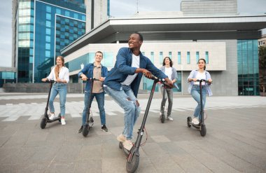 Motorlu scooterlara binen beş heyecanlı arkadaş