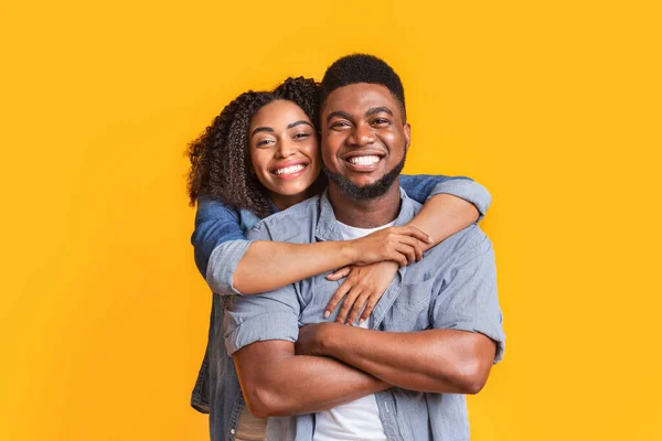 Happy In Relationship. Portrait of smiling black girl and her handsome boyfriend — Stock Photo, Image