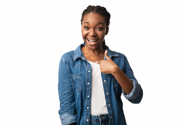 Μαύρο κορίτσι με σουτιέν που δείχνει τα δάχτυλα στον εαυτό της, λευκό φόντο — Φωτογραφία Αρχείου