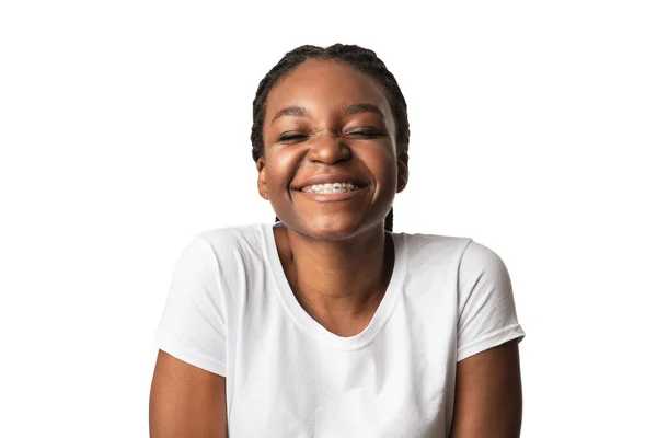 Mujer afroamericana feliz sonriendo con los ojos cerrados, fondo blanco —  Fotos de Stock