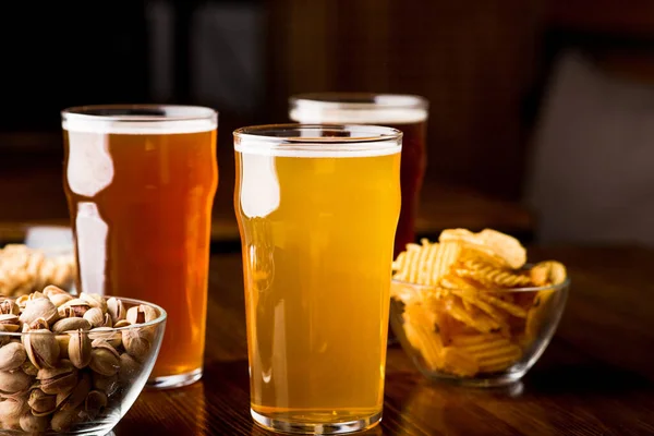 Müşteri için hazır. Filtresiz, arpa ve içinde aperatifler olan koyu bira. — Stok fotoğraf