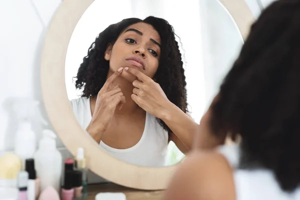 Skin Blemishes. Sad Black Woman Trying To Remove Pimple From Chin — Stock Photo, Image