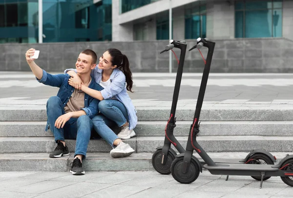 Amigos usando scooters motorizados, tomando selfies — Foto de Stock