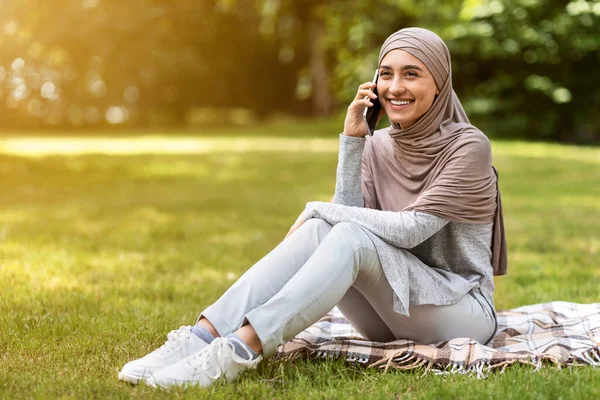 Gadis dalam jilbab memiliki percakapan yang menyenangkan di smartphone — Stok Foto