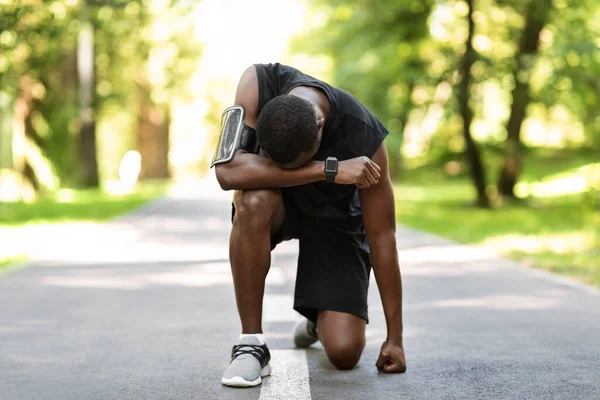 Αναστατωμένος Αφρικανός αθλητής στέκεται στο μονοπάτι του πάρκου — Φωτογραφία Αρχείου