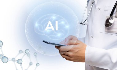 Doktor beyin projeksiyonlu cep telefonu kullanıyor.