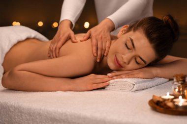 Masaj terapisti elleri kızların omuzlarını ovuyor, kaplıcaya gidiyor.