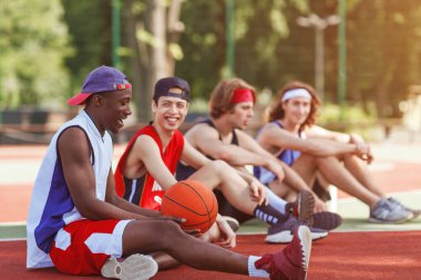 Basketbol maçından sonra sahada ara veren çeşitli profesyonel sporcular, alanı kopyalayın
