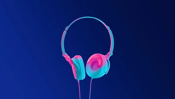 Nuovo dispositivo moderno al neon. Cuffie bianche con fili su sfondo blu — Foto Stock