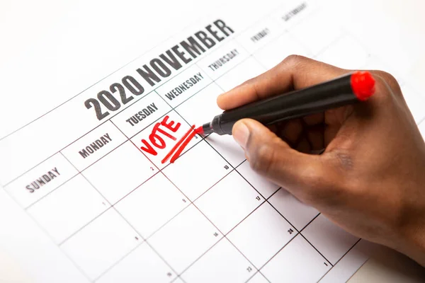 Afrikaner schreibt Text-Abstimmung über November-Kalender 2020 — Stockfoto